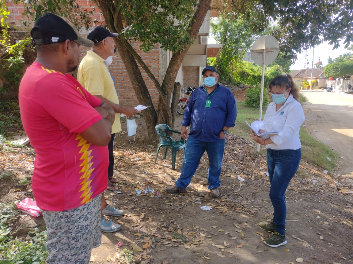 Funcionario de Corpamag con comunidad en visita de Campo